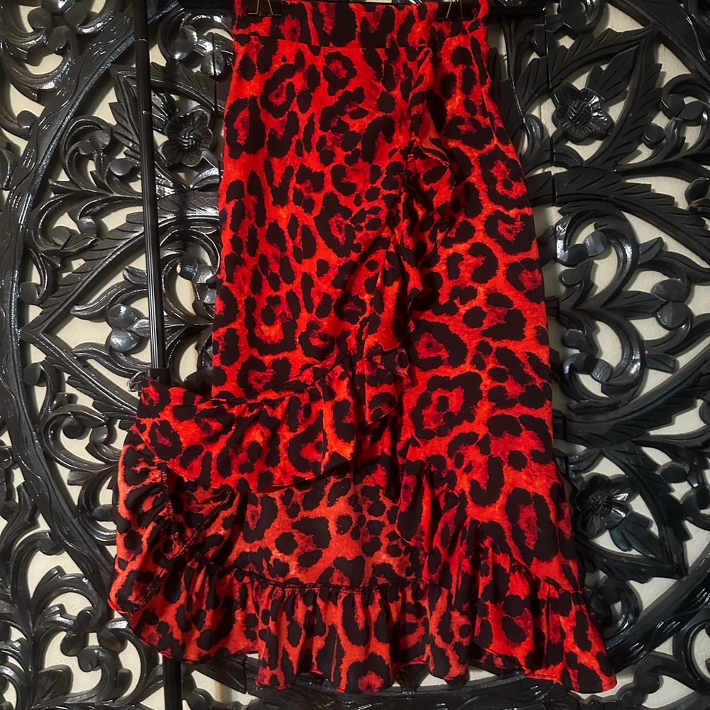 NWOT Leopard print Hi-lo skirt. SIZE M